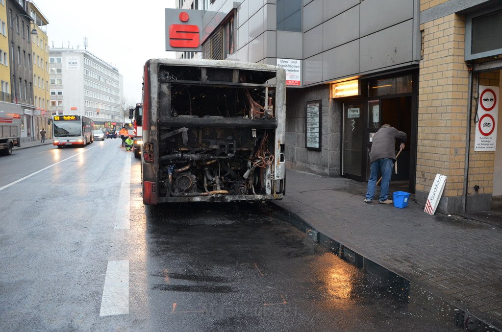 Stadtbus fing Feuer Koeln Muelheim Frankfurterstr Wiener Platz P189.JPG
